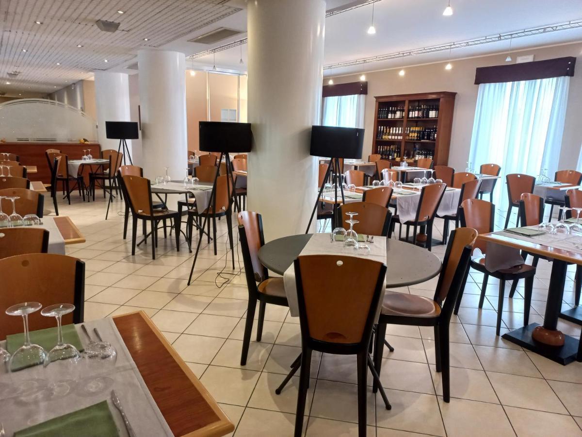 Una Hotels Occhiobello Bagian luar foto