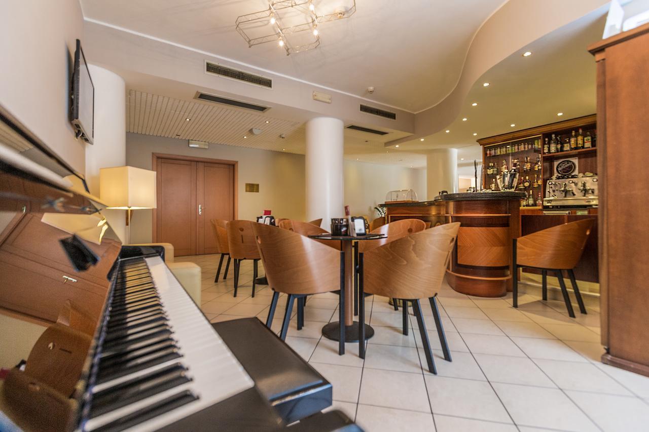 Una Hotels Occhiobello Bagian luar foto