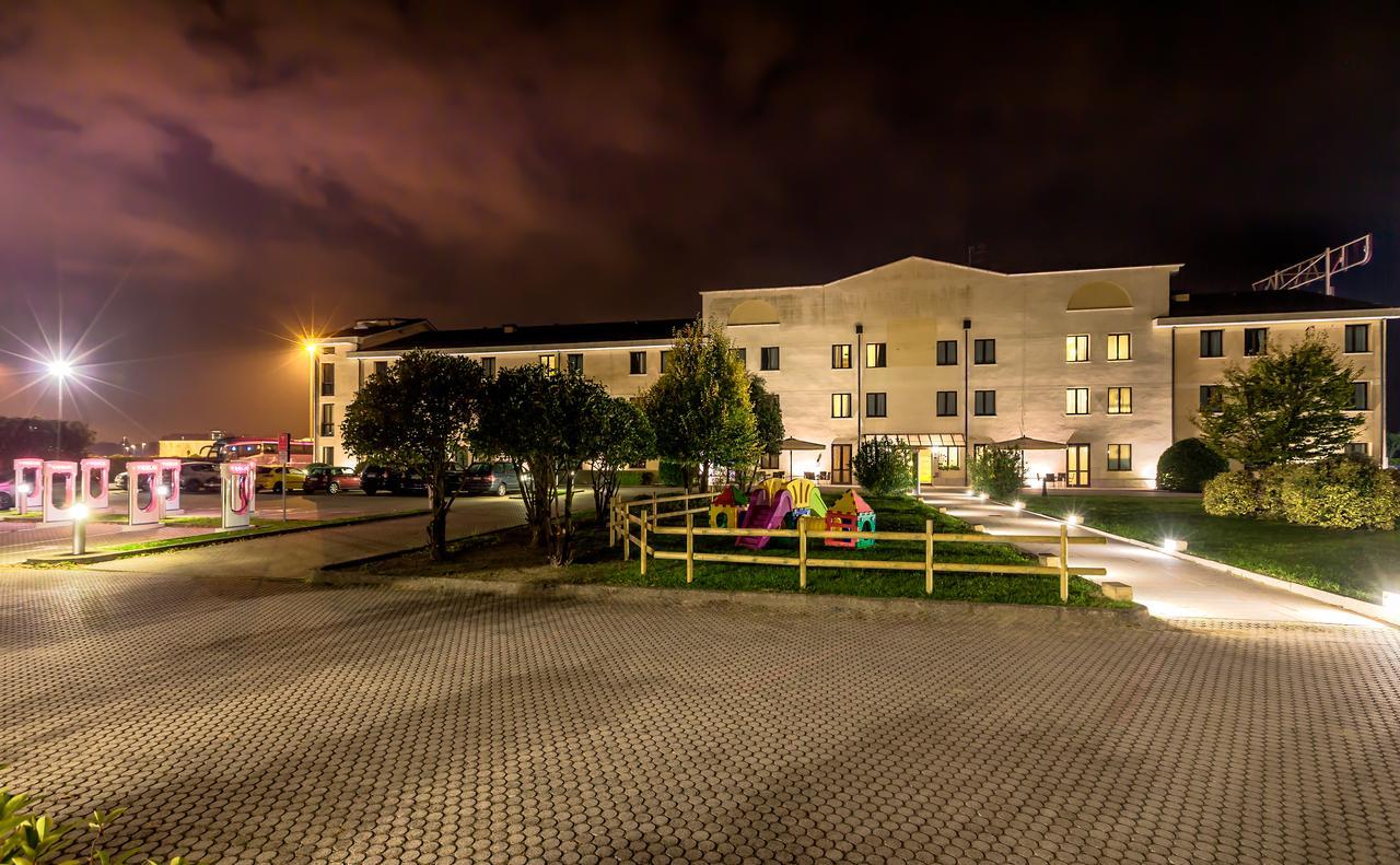 Una Hotels Occhiobello Bagian luar foto