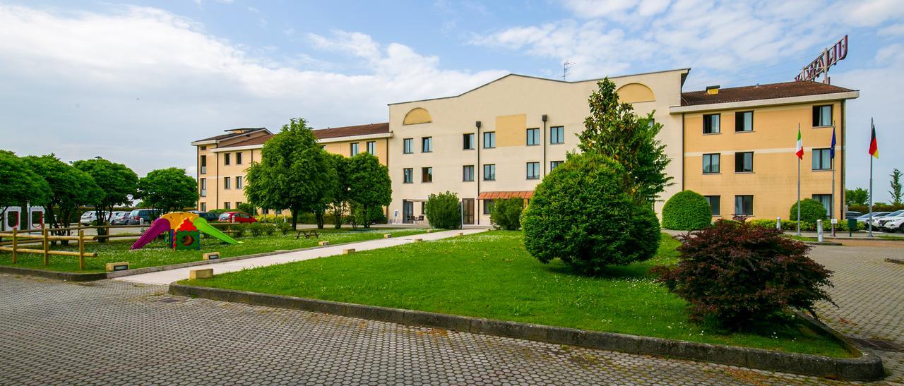 Una Hotels Occhiobello Bagian luar foto