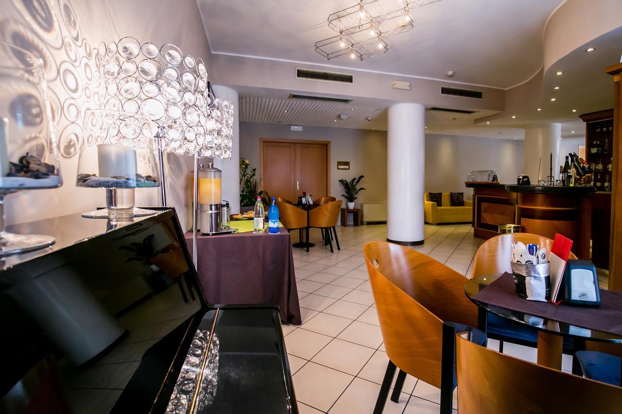 Una Hotels Occhiobello Bagian luar foto