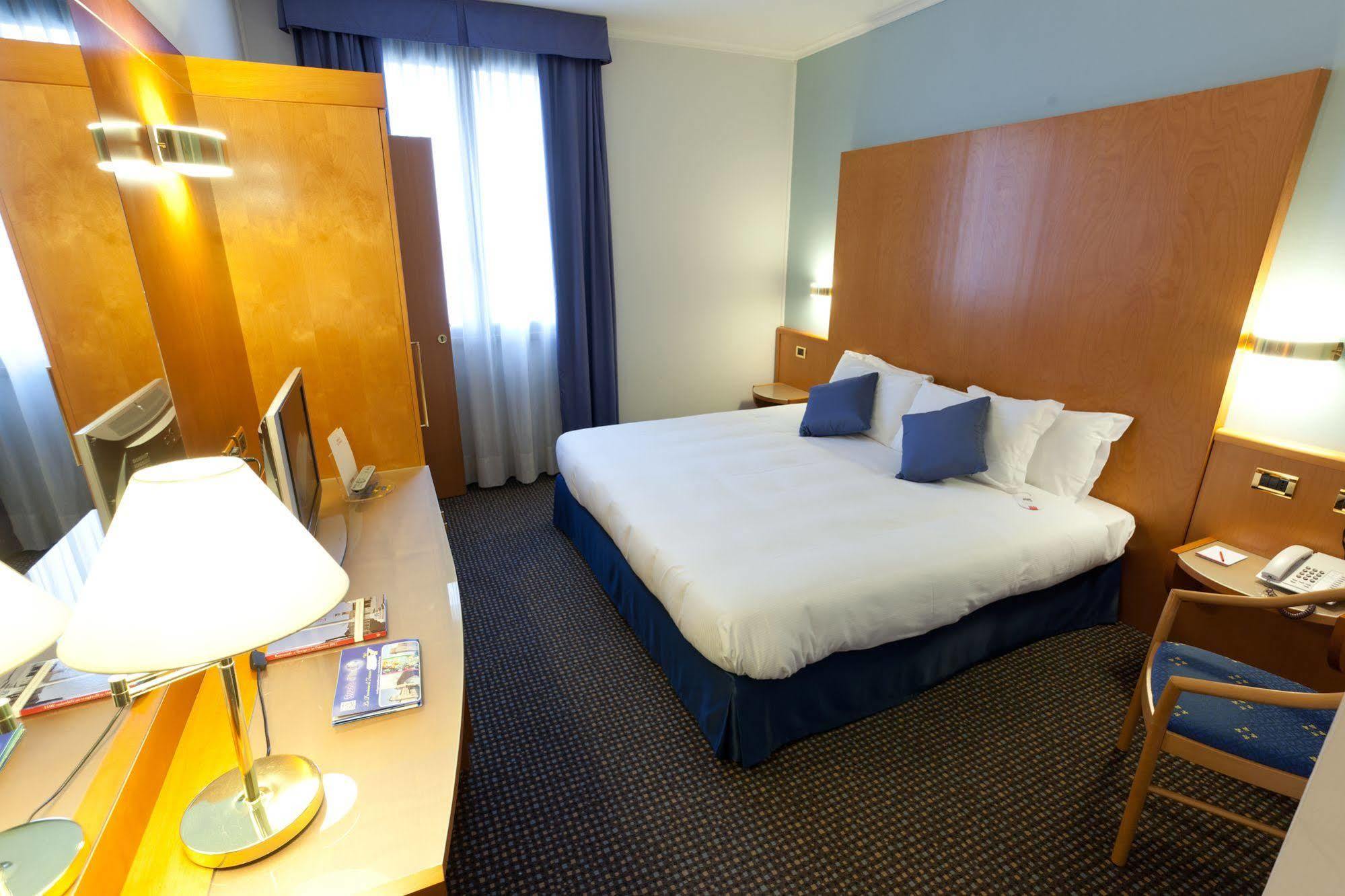Una Hotels Occhiobello Bagian luar foto